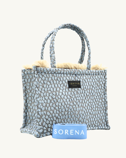 Seitenansicht der handgemachten SORENA CYCLADES Shopper – vegane, nachhaltige Tasche mit strukturierter Meeresoptik und klarer Silhouette in Blau.