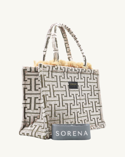 DAPHNE Shopper von rechts – moderne Linienführung mit silberner Struktur, stabile Form & Markenband, SORENA, vegan