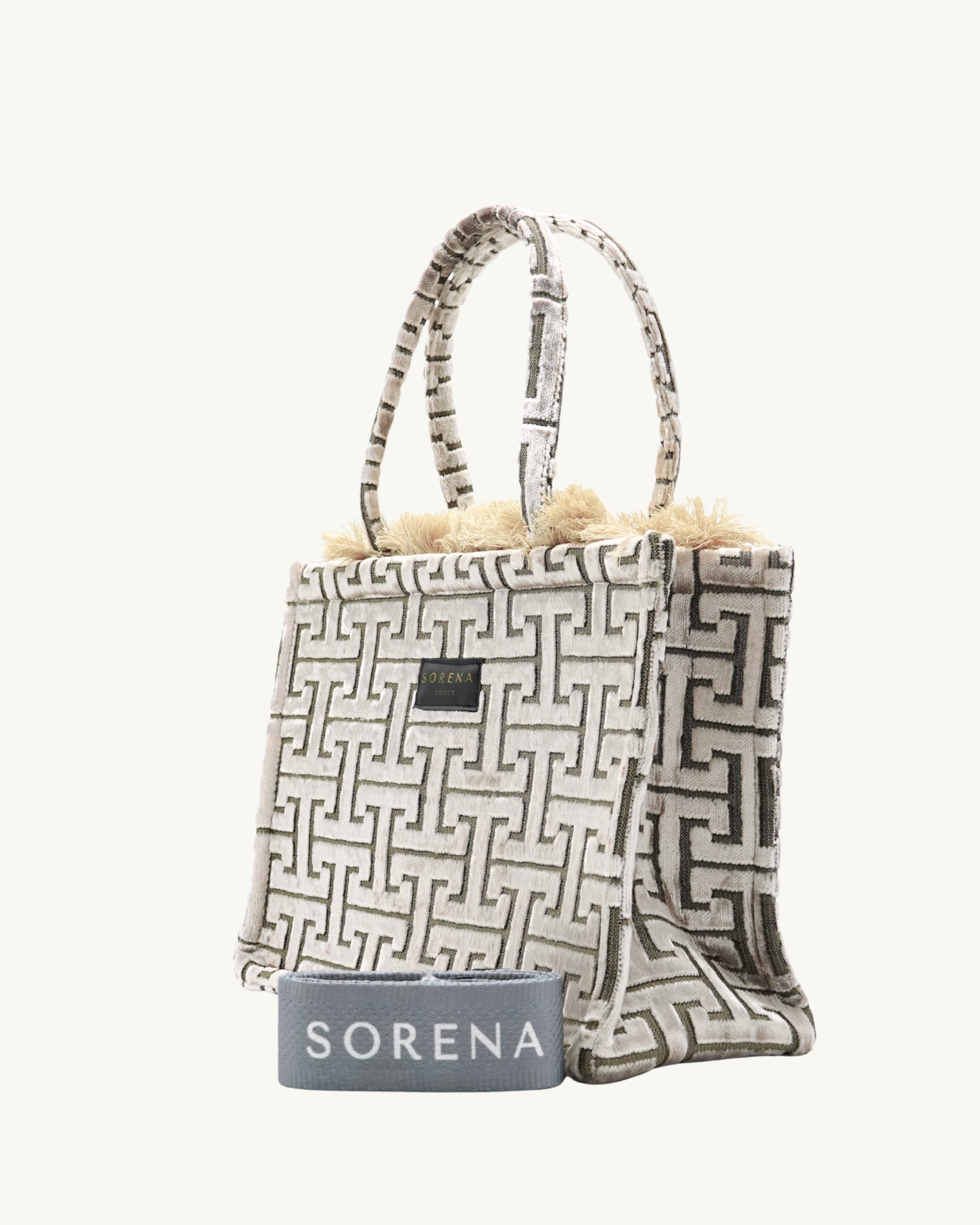 DAPHNE Shopper von links – strukturierter Stoff in Silber-Weiß, elegante Seitenform & Markenlabel, SORENA, handgemacht & vegan