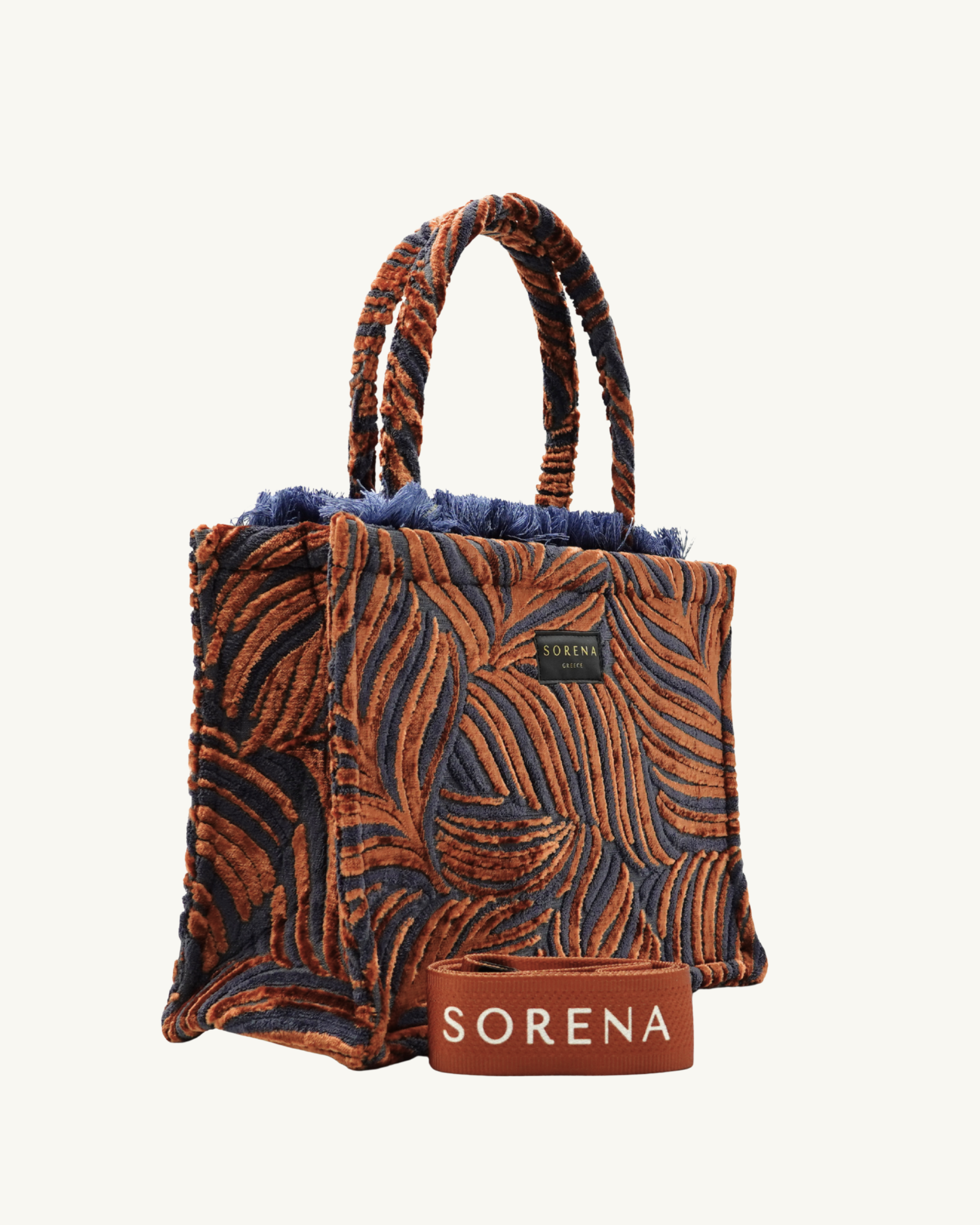 Seitenansicht der handgemachten SORENA DOROTHY Shopper – vegane, nachhaltige Tasche mit strukturierter Herbstblatt-Optik und warmer Tiefe in Dunkelrot.