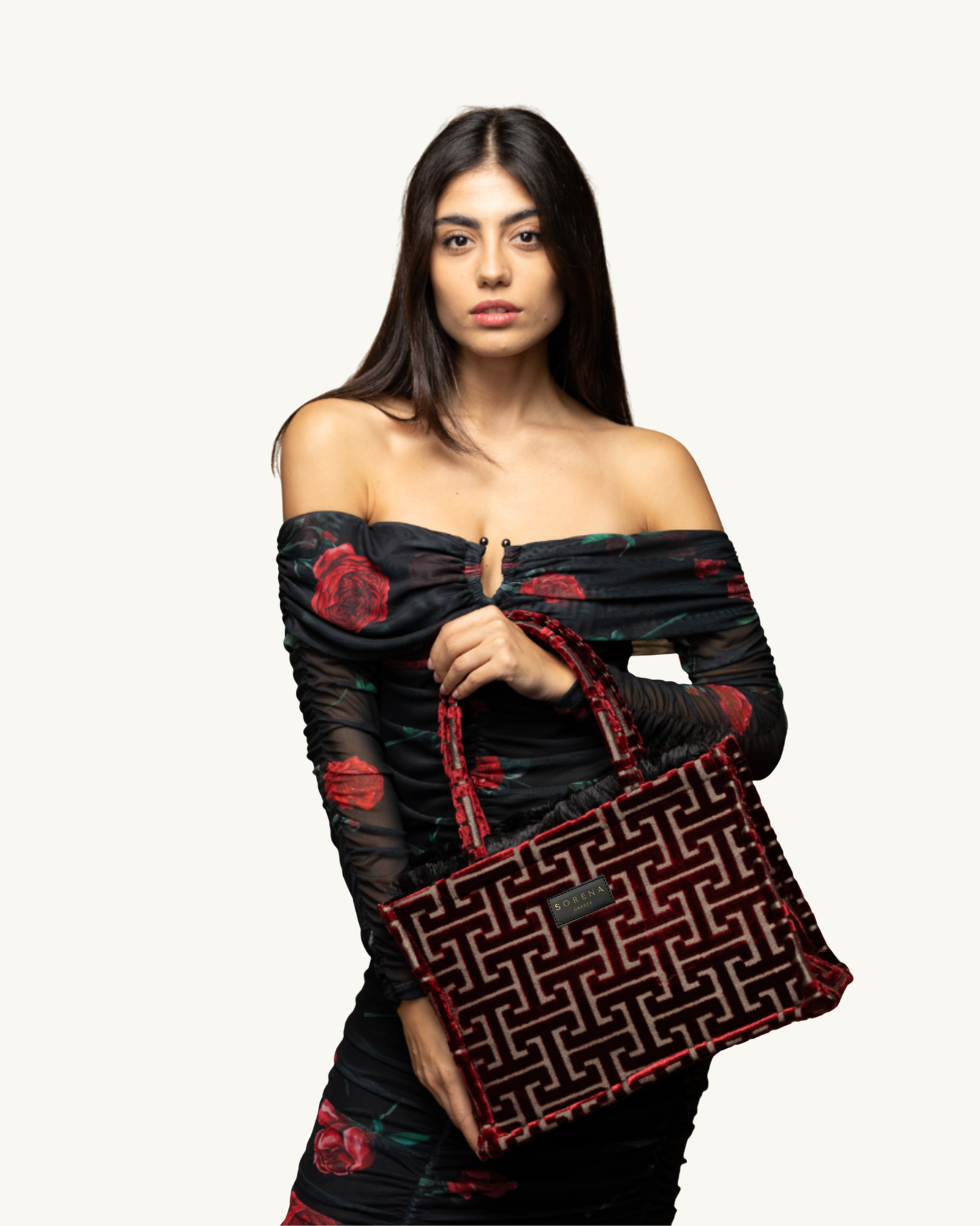 FILOMENI Shopper am Model – geometrisches Rot-Schwarz-Design mit Statement-Charakter, SORENA, handgemacht & vegan