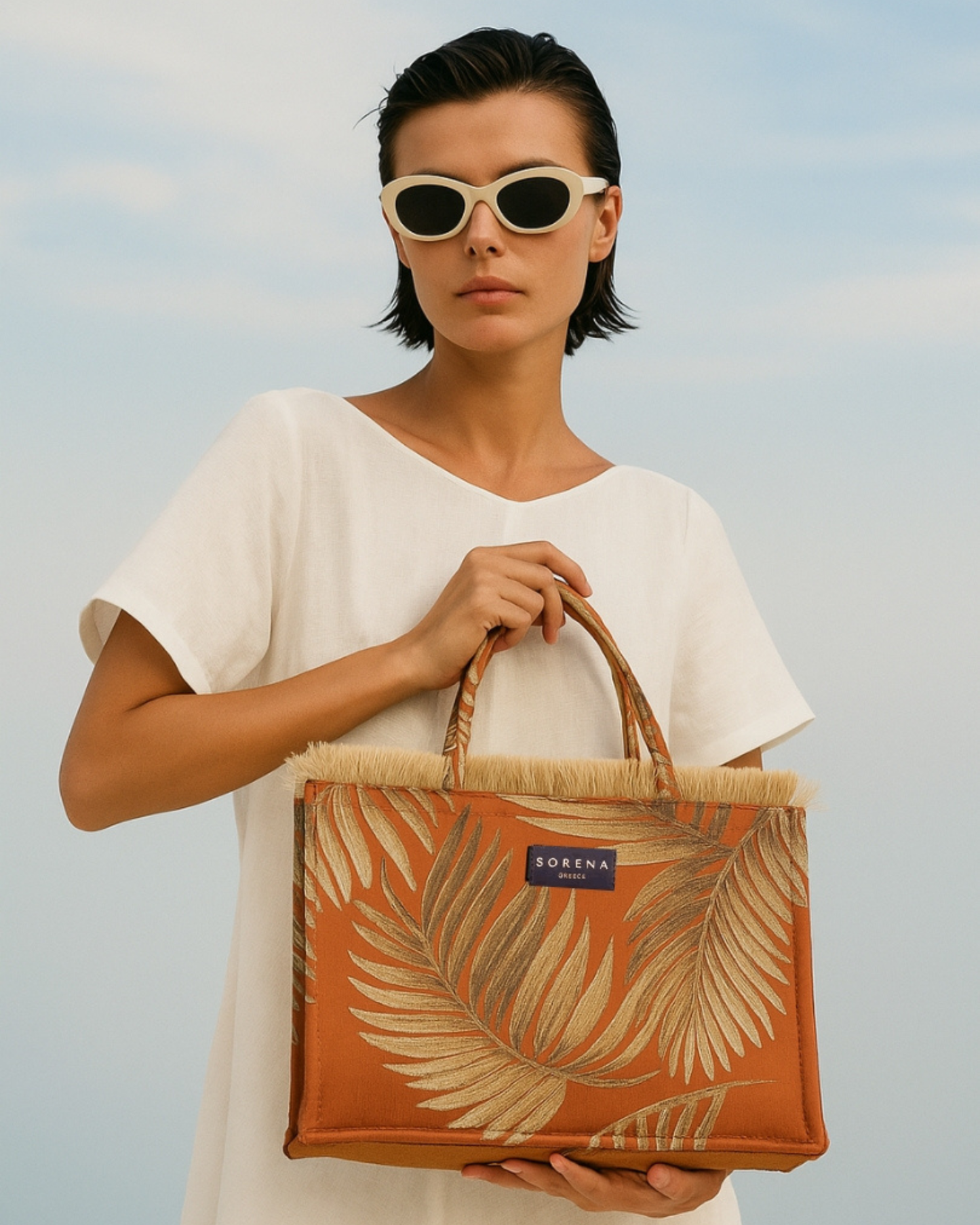 FTERA Shopper am Model – orange-goldenes Palmenmuster mit Fransen, handgemacht & vegan, tropisch-eleganter Look