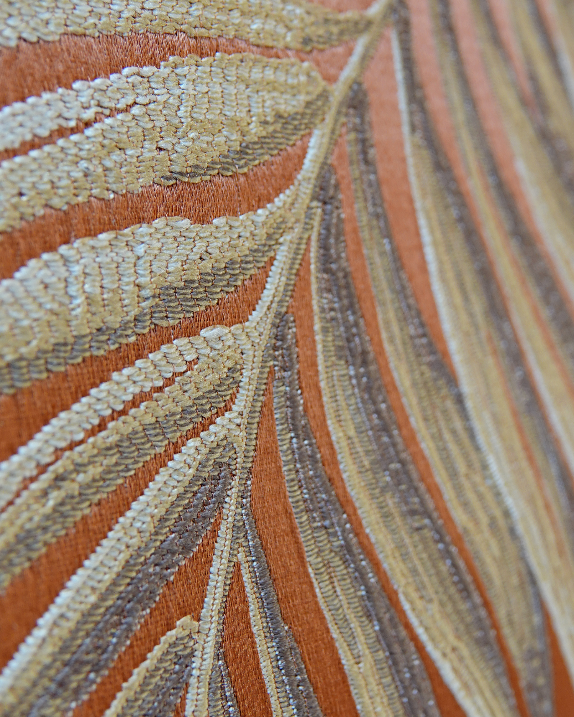 FTERA Shopper Nahaufnahme – gold-orangene Palmenstickerei auf strukturierter Oberfläche, detailreich & handgefertigt
