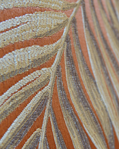 FTERA Shopper Nahaufnahme – gold-orangene Palmenstickerei auf strukturierter Oberfläche, detailreich & handgefertigt