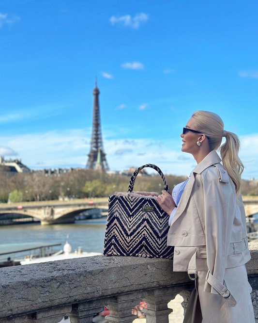 KOUFUNISI Shopper am Model – urbaner Look mit Statement-Bag, geometrisch & handgemacht, vor Eiffelturm