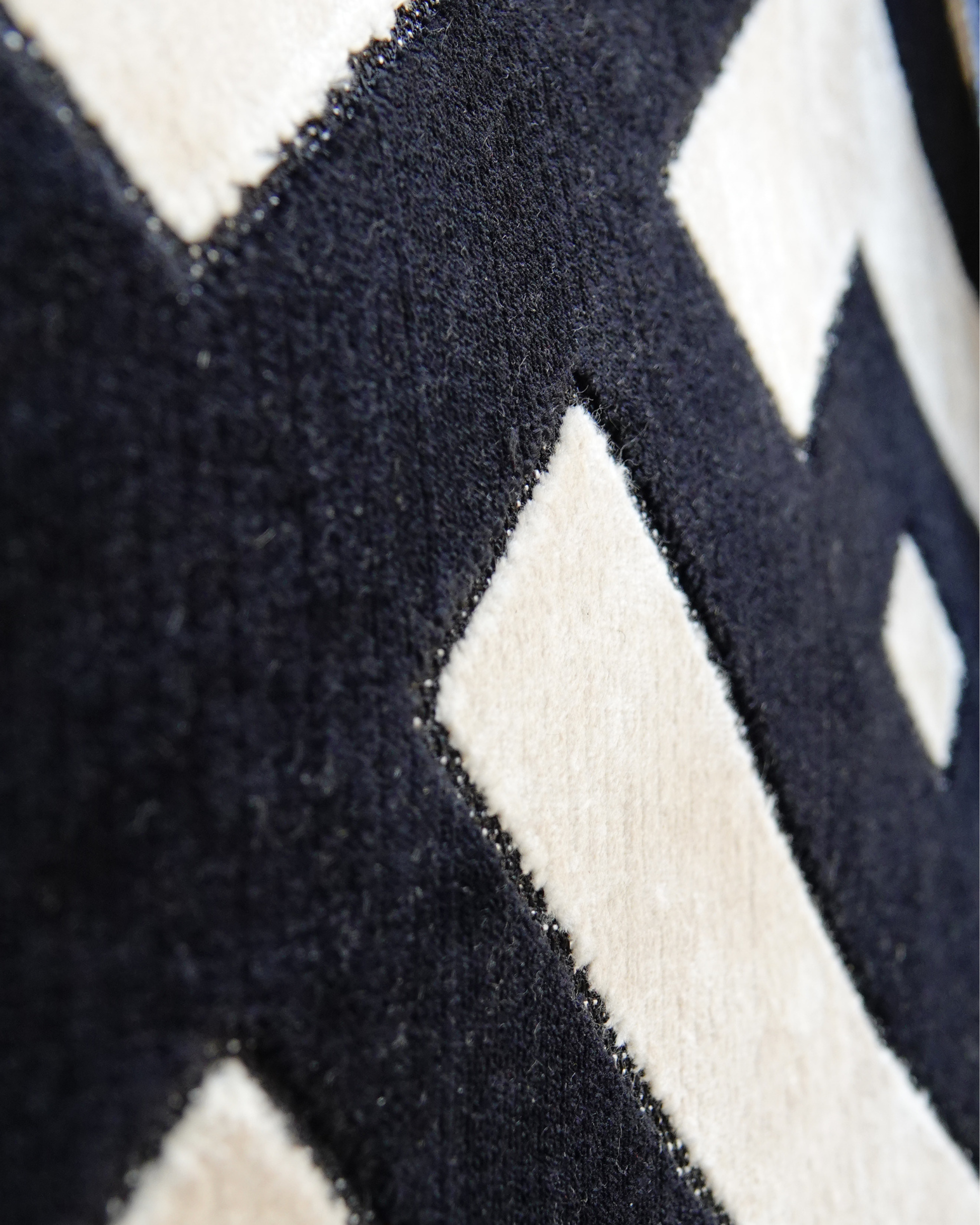 GLORIA Shopper Nahaufnahme – geometrisches Schwarz-Beige-Muster, Label & Textur im Detail, handgemacht & vegan