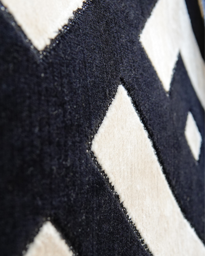 GLORIA Shopper Nahaufnahme – geometrisches Schwarz-Beige-Muster, Label & Textur im Detail, handgemacht & vegan