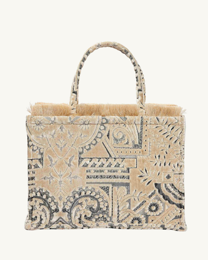 ANGELINA Shopper Rückseite – klare Form, Fransen & Textur sichtbar, nachhaltige Materialien, elegant & robust