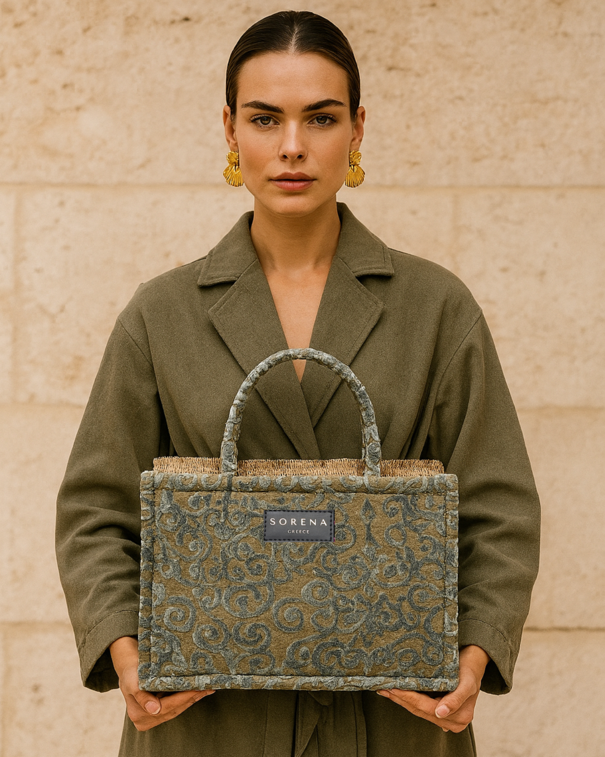 ELEONORA Shopper am Model – Statement-Bag mit floraler Struktur & Fransen, handgemacht & stilvoll getragen