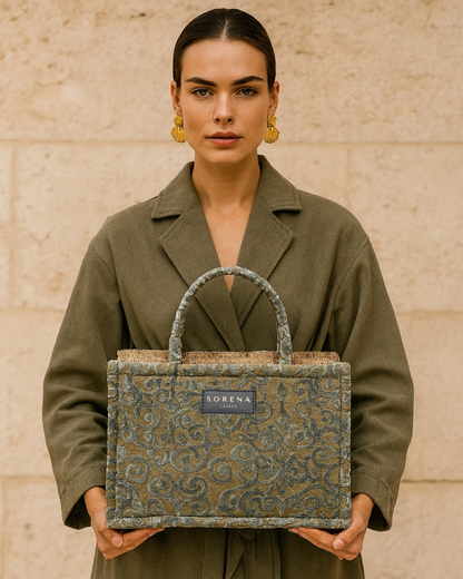 ELEONORA Shopper am Model – Statement-Bag mit floraler Struktur & Fransen, handgemacht & stilvoll getragen