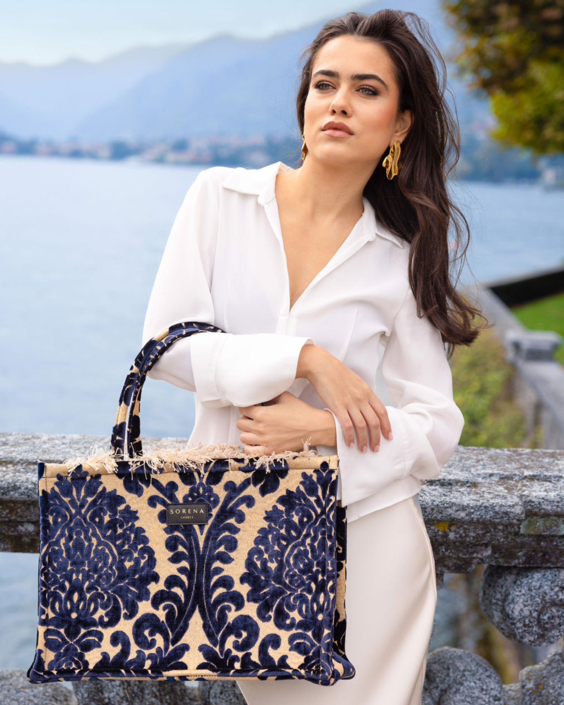 ANGELINA Shopper am Model – Nahaufnahme zeigt Textur, Fransen & Label, Statement-Bag für stilvolle Frauen