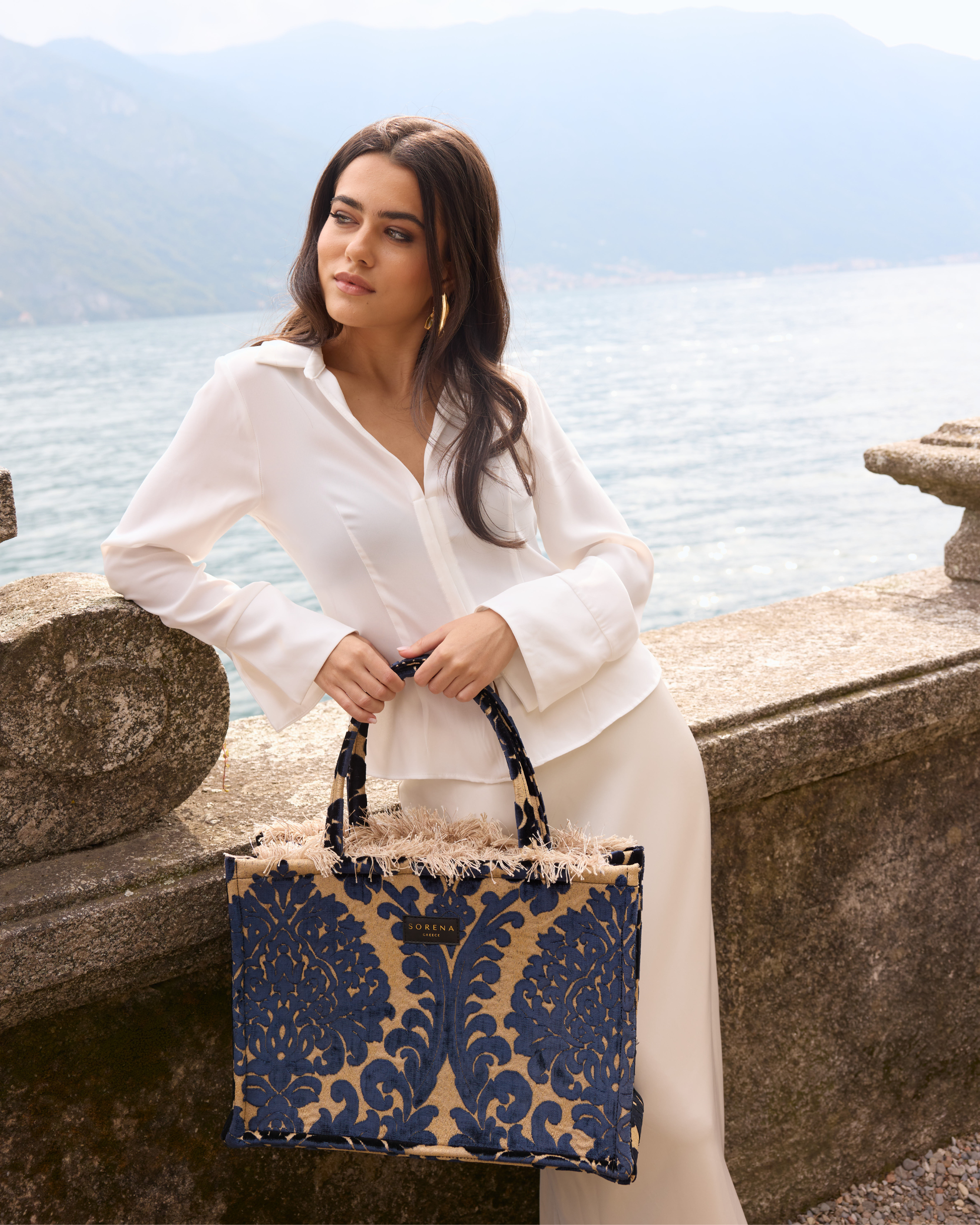 ANGELINA Shopper am Model – Outdoor-Look mit floraler Tasche, handgemacht & vegan, ideal für Alltag & Reisen