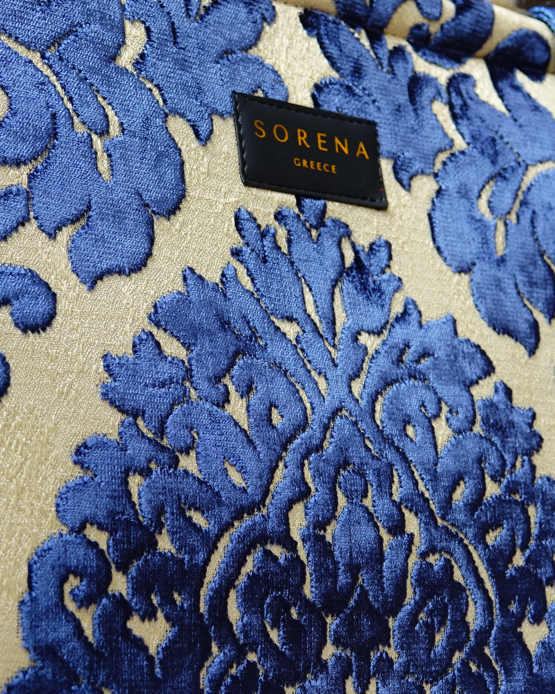 ANGELINA Shopper am Model – Nahaufnahme zeigt Textur, Fransen & Label, Statement-Bag für stilvolle Frauen