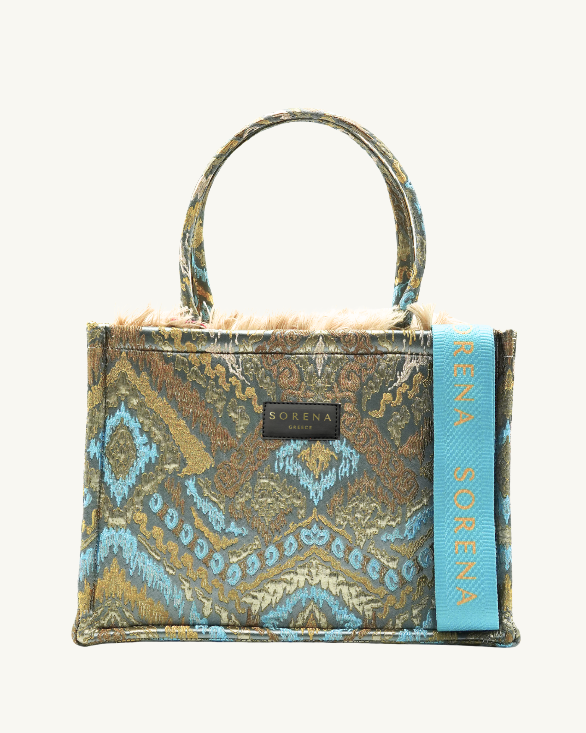 ILIANA Shopper frontal mit hängendem SORENA-Gurt – mediterranes Muster, beige Fellkante & Fransen, stilvoll kombiniert