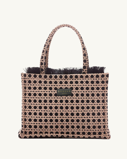 Frontansicht der SORENA MADALENA Shopper – handgemacht aus veganem Material mit strukturierter Oberfläche und geometrischem Muster in Beige-Schwarz, nachhaltig produziert für Frauen mit Stil und Charakter.