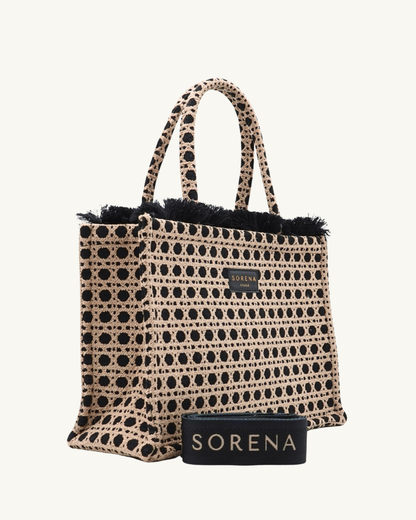 Seitenansicht der handgemachten SORENA MADALENA Shopper – vegane, nachhaltige Tasche mit strukturierter Textur und grafischem Muster in Beige-Schwarz.
