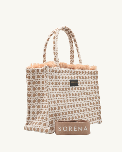 Seitenansicht der handgemachten SORENA PANAREA Shopper – vegane, nachhaltige Tasche mit strukturierter Kreismuster-Textur und klarer Silhouette in Beige-Weiß.