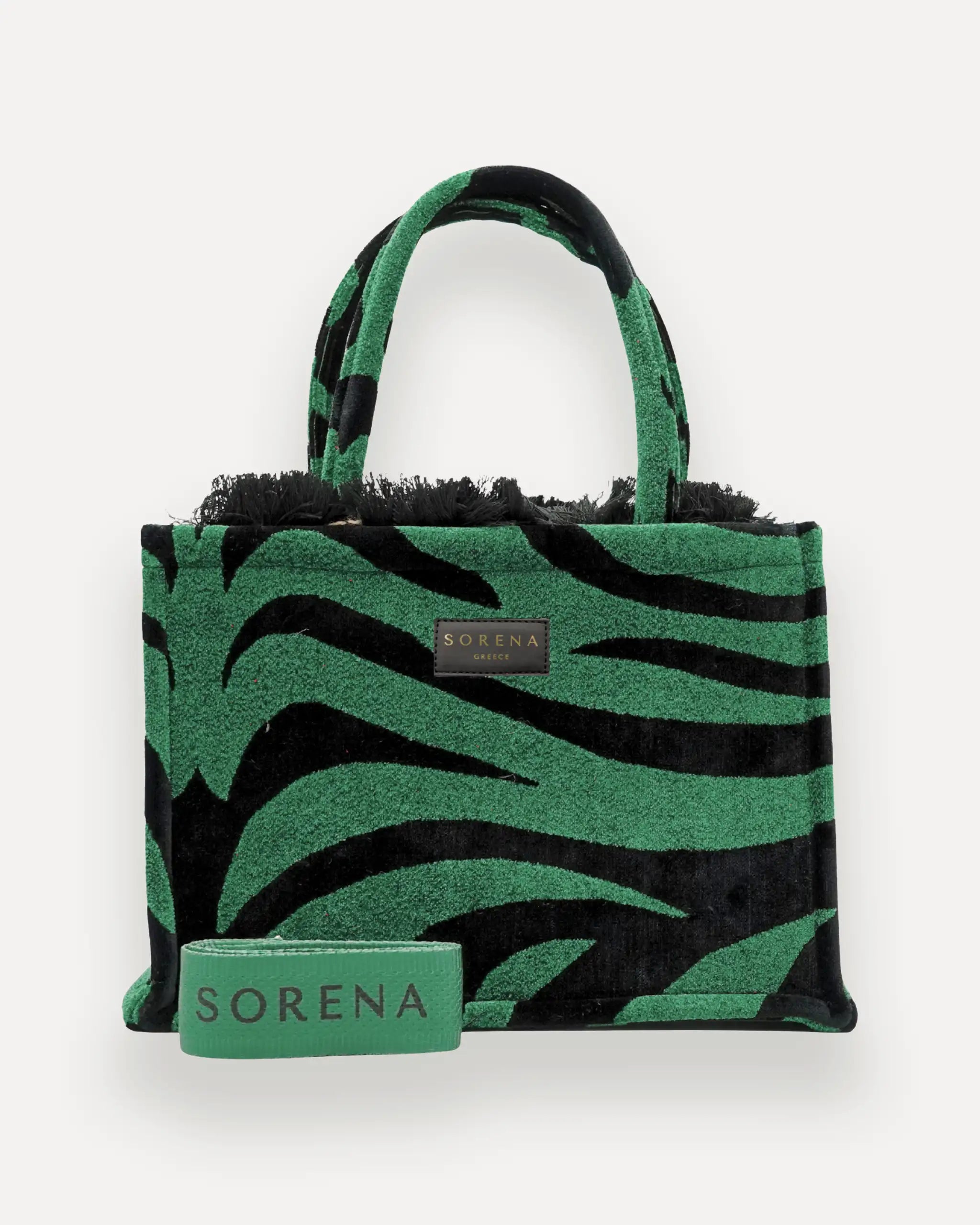 Frontansicht der Sorena Greece Medium Tote Bag – grün-schwarzes Zebra-Muster, Fransen, Label und vertikales Branding sichtbar, hochwertige shopper tasche damen schweiz mit Designfokus.