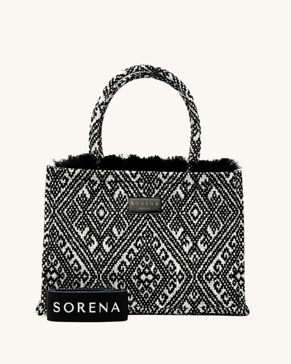 Frontansicht der SORENA ROXANI Shopper – handgemacht aus veganem Material mit strukturierter Textur und grafischem Muster in Schwarz-Weiß, nachhaltig produziert für Frauen mit Stil und Charakter.
