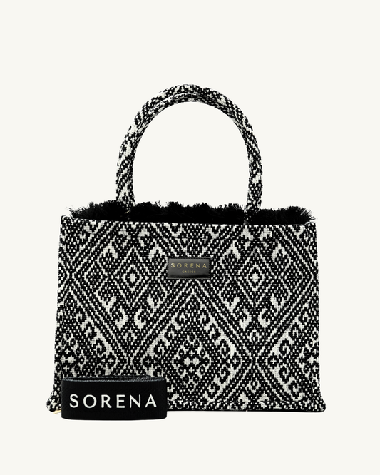 Frontansicht der SORENA ROXANI Shopper – handgemacht aus veganem Material mit strukturierter Textur und grafischem Muster in Schwarz-Weiß, nachhaltig produziert für Frauen mit Stil und Charakter.