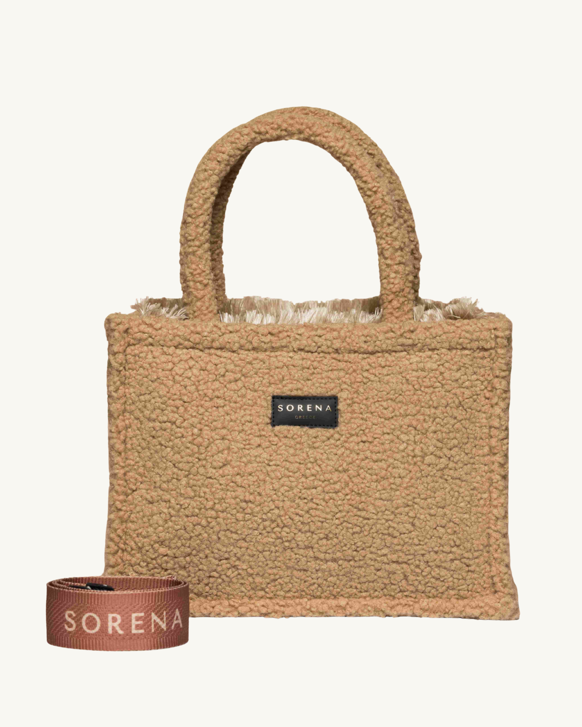 Frontansicht der SORENA TEDDY HONEY Shopper – handgemacht aus veganem, beigem Teddy-Stoff, nachhaltig produziert für elegante Winter-Looks.