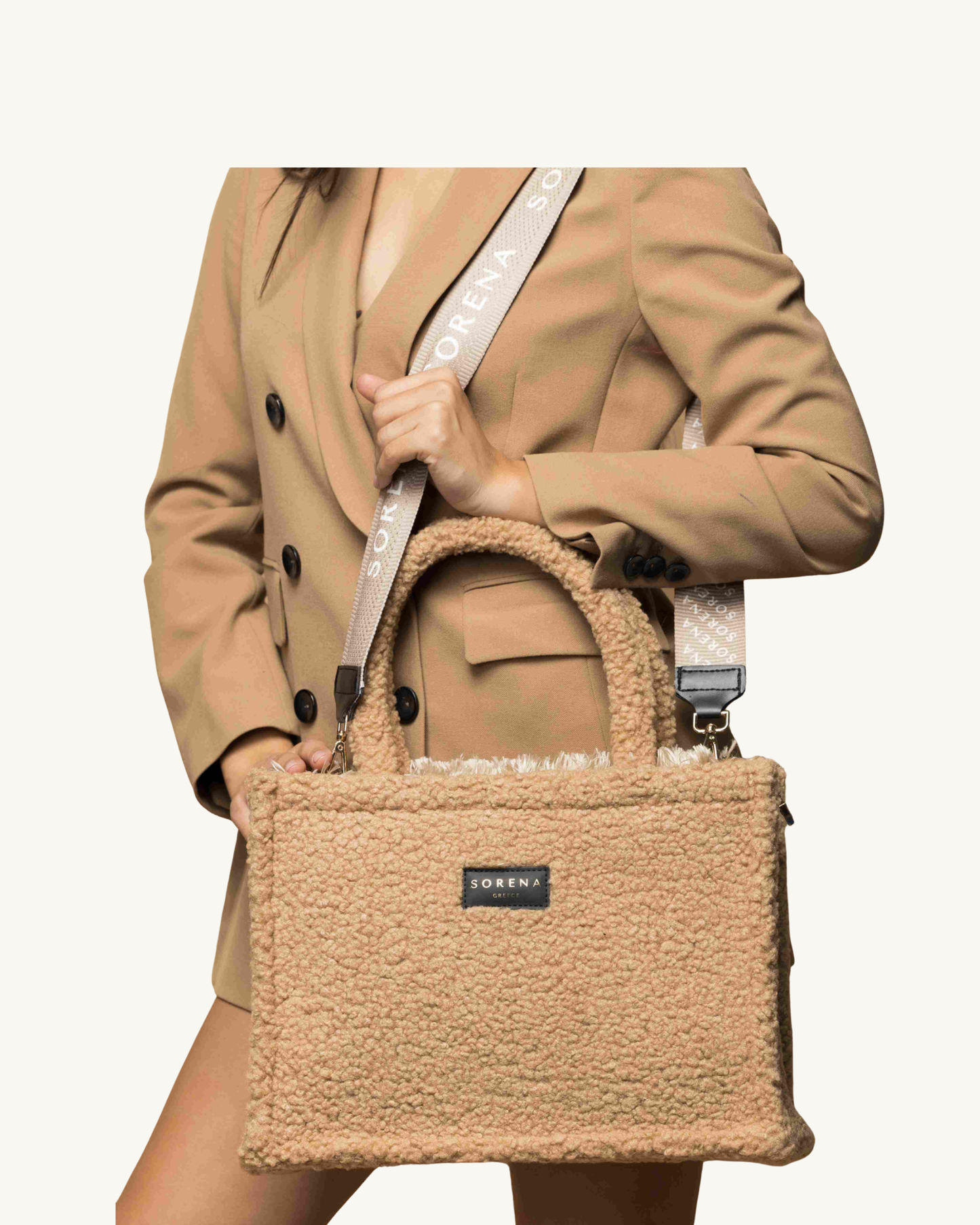 Model präsentiert die handgemachte SORENA TEDDY HONEY Shopper – nachhaltige, vegane Tasche mit flauschiger Textur, perfekt für urbane Herbstspaziergänge.
