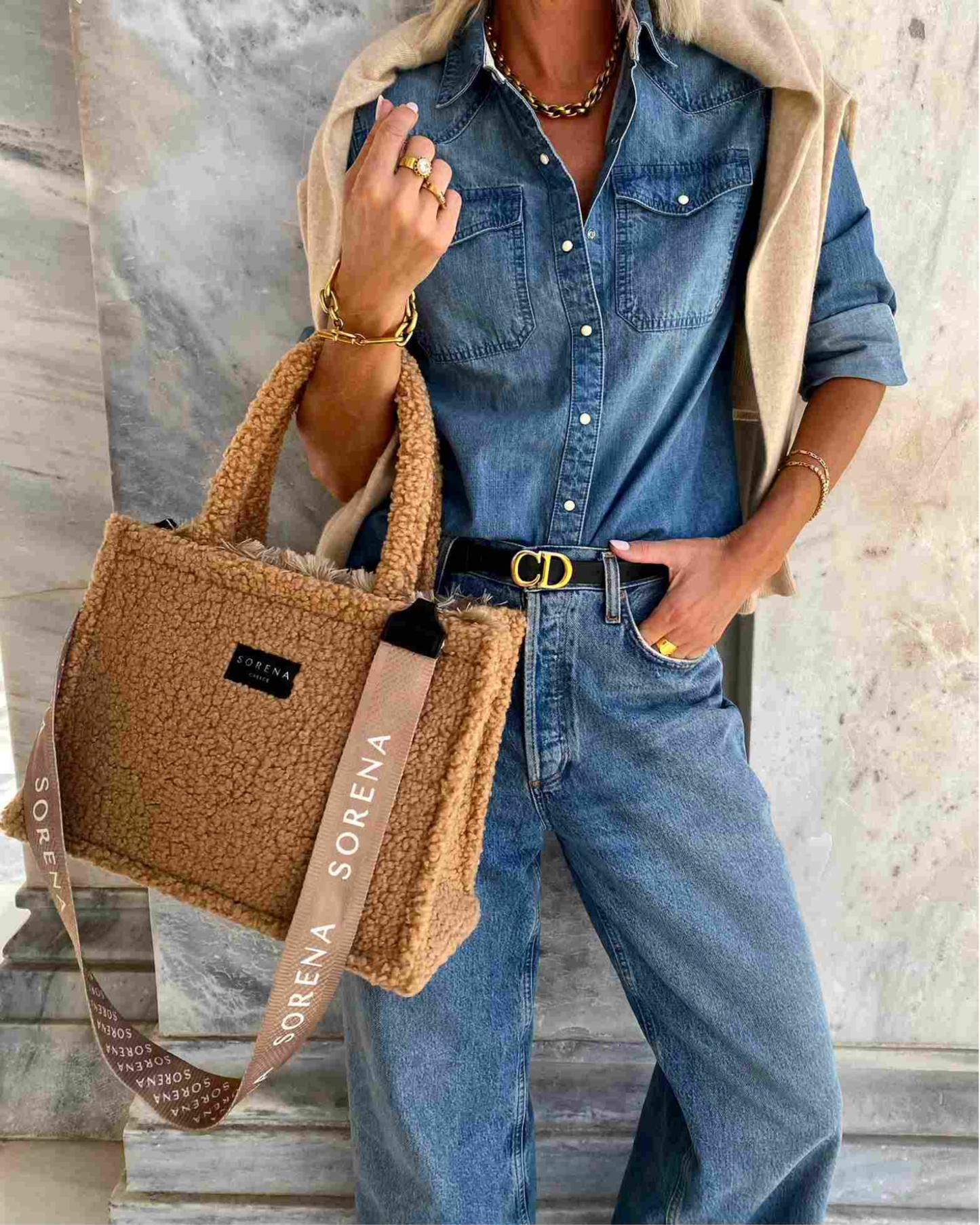 Model trägt die handgemachte SORENA TEDDY HONEY Shopper in Beige – flauschige, vegane Tasche für stilvolle Herbstmomente, nachhaltig gefertigt in Griechenland.