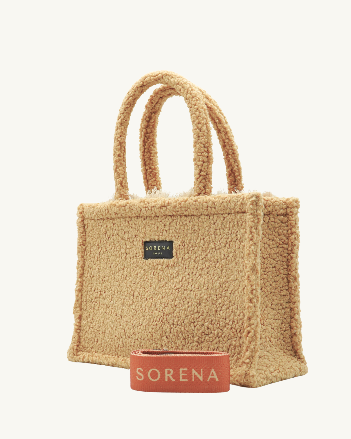 Seitenansicht der handgemachten SORENA TEDDY HONEY Shopper – vegane, nachhaltige Tasche mit strukturierter Teddy-Oberfläche und dezenter Tiefe.