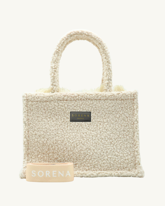 Frontansicht der SORENA TEDDY BEIGE Shopper – handgemacht aus veganem Teddy-Stoff in hellem Beige, nachhaltig produziert für elegante Alltagslooks.