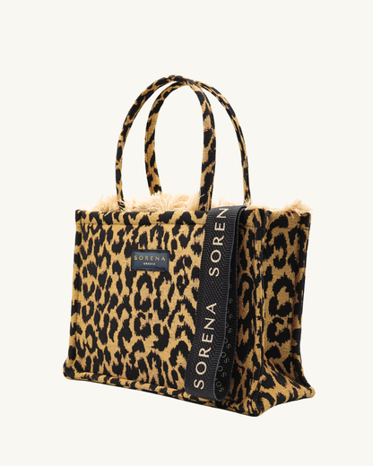 WILD Shopper seitlich – kraftvolles Leopardenmuster mit Tiefe, Fellbesatz & Markenband, nachhaltig verarbeitet