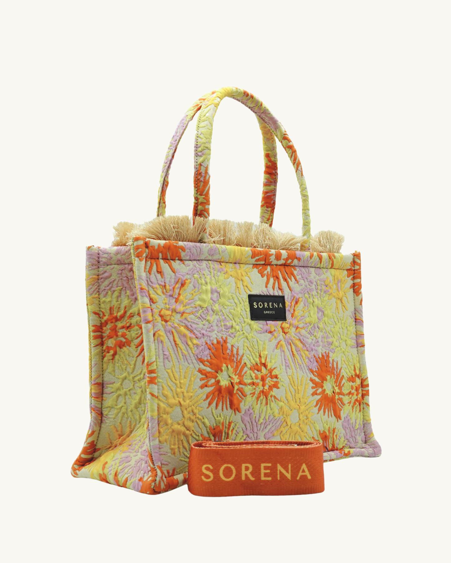 Seitenansicht der handgemachten SORENA XRYSANTHI Shopper – vegane, nachhaltige Tasche mit klarer Silhouette und floraler Struktur in warmen Gelb- und Rosatönen.