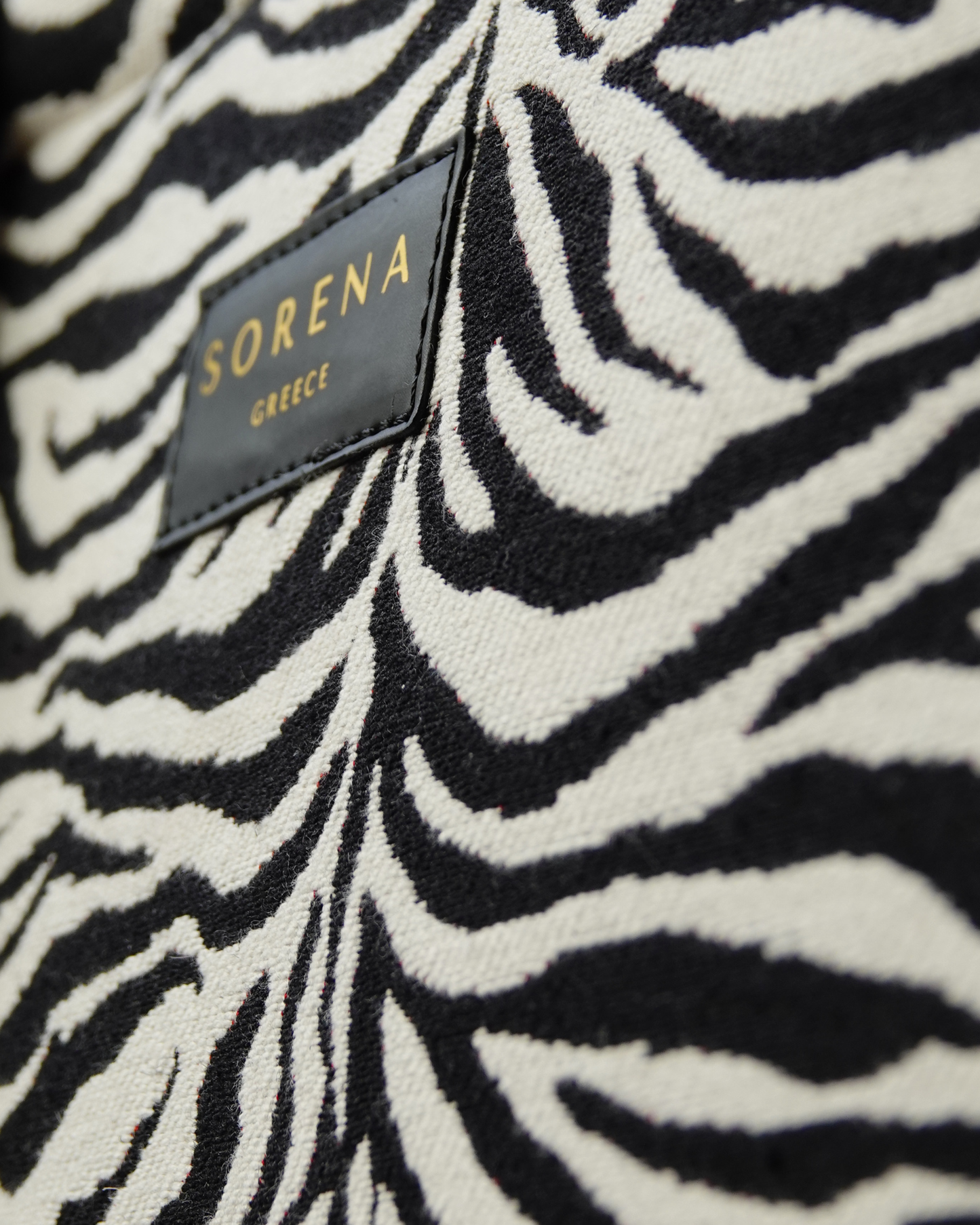 ZEGNIA Shopper Nahaufnahme – ikonisches Zebra-Muster mit Fransen, strukturierte Oberfläche & Markenlabel, handgemacht