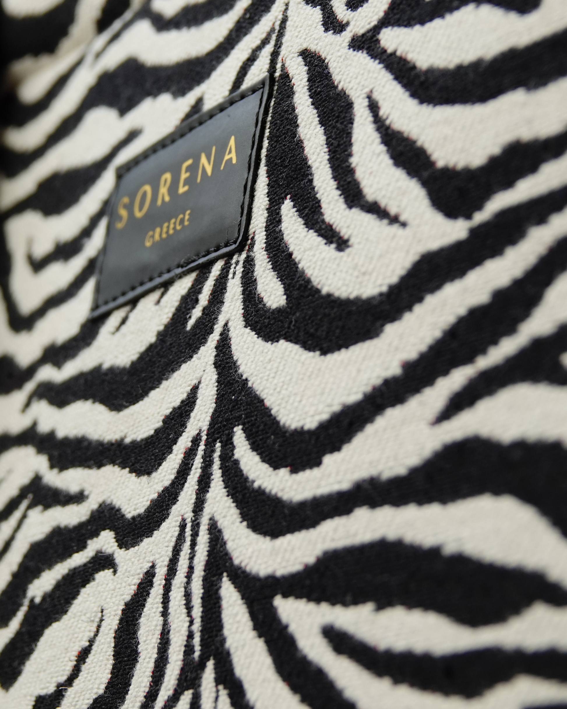 ZEGNIA Shopper Nahaufnahme – ikonisches Zebra-Muster mit Fransen, strukturierte Oberfläche & Markenlabel, handgemacht