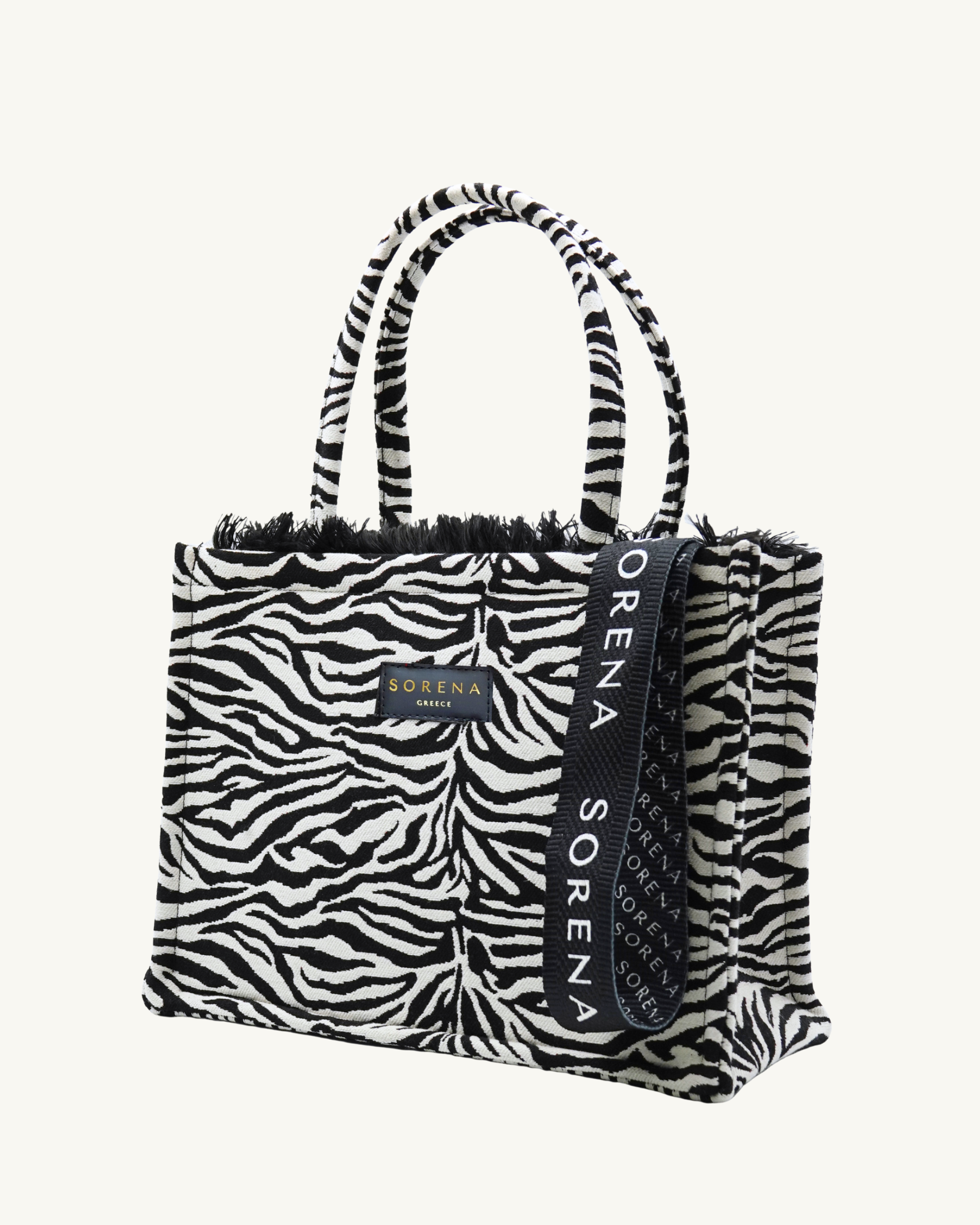 ZEGNIA Shopper seitlich – Zebra-Struktur mit Tiefe, Fransenbesatz & Markenlabel, nachhaltig verarbeitet