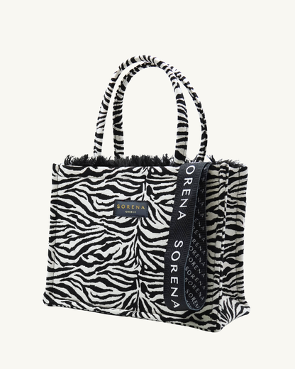 ZEGNIA Shopper seitlich – Zebra-Struktur mit Tiefe, Fransenbesatz & Markenlabel, nachhaltig verarbeitet
