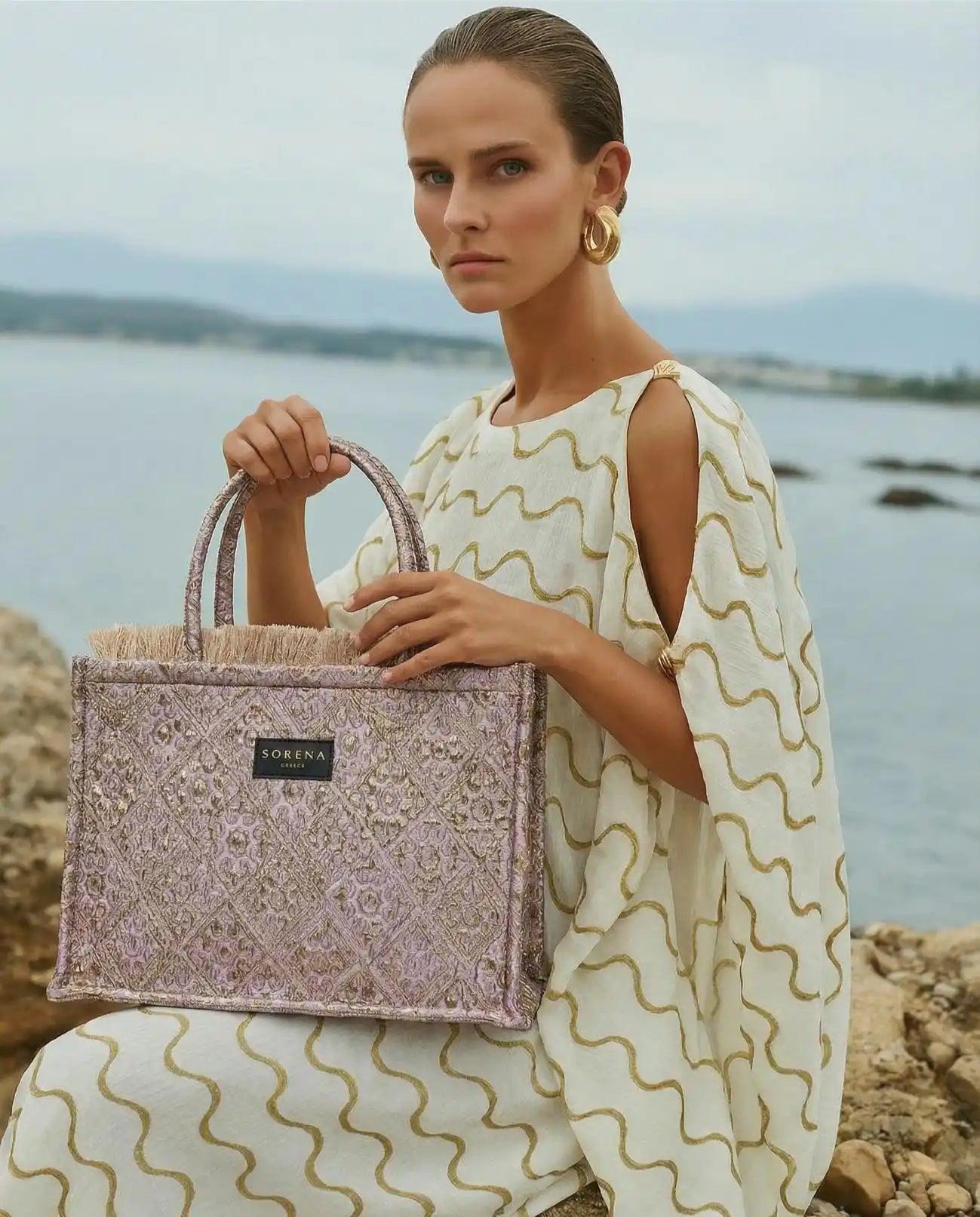 Sorena Greece Anemi Medium Tote Bag mit Model, Frontansicht Samtvelour Rosegold Sonnenuntergang Palette handgefertigter Shopper.