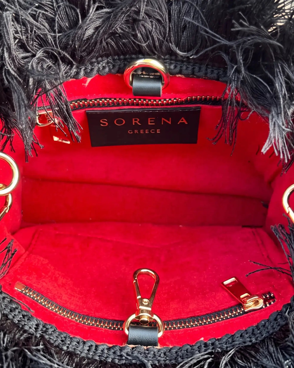 Blick ins Innere der Arabella Mini Tote Bag von Sorena Greece, rotes Samtfutter, kleines Innenlabel mit Schriftzug SORENA GREECE und goldene Karabinerhaken für die abnehmbare Kette, handgefertigtes Detail aus Thessaloniki
