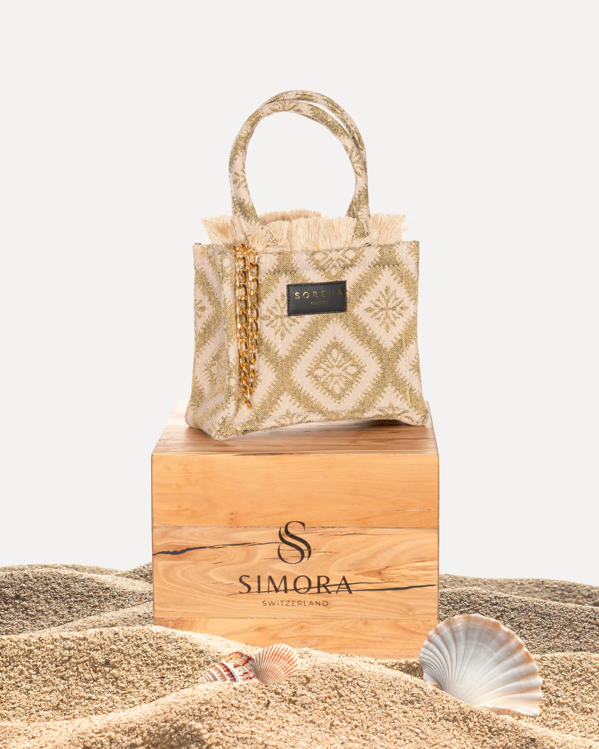 Sorena Greece Arhontissa Mini Tote Bag auf SIMORA Olivenholzsockel Frontansicht, Jacquard Beige Ivory Blumenmuster kleiner Shopper handgefertigt Griechenland