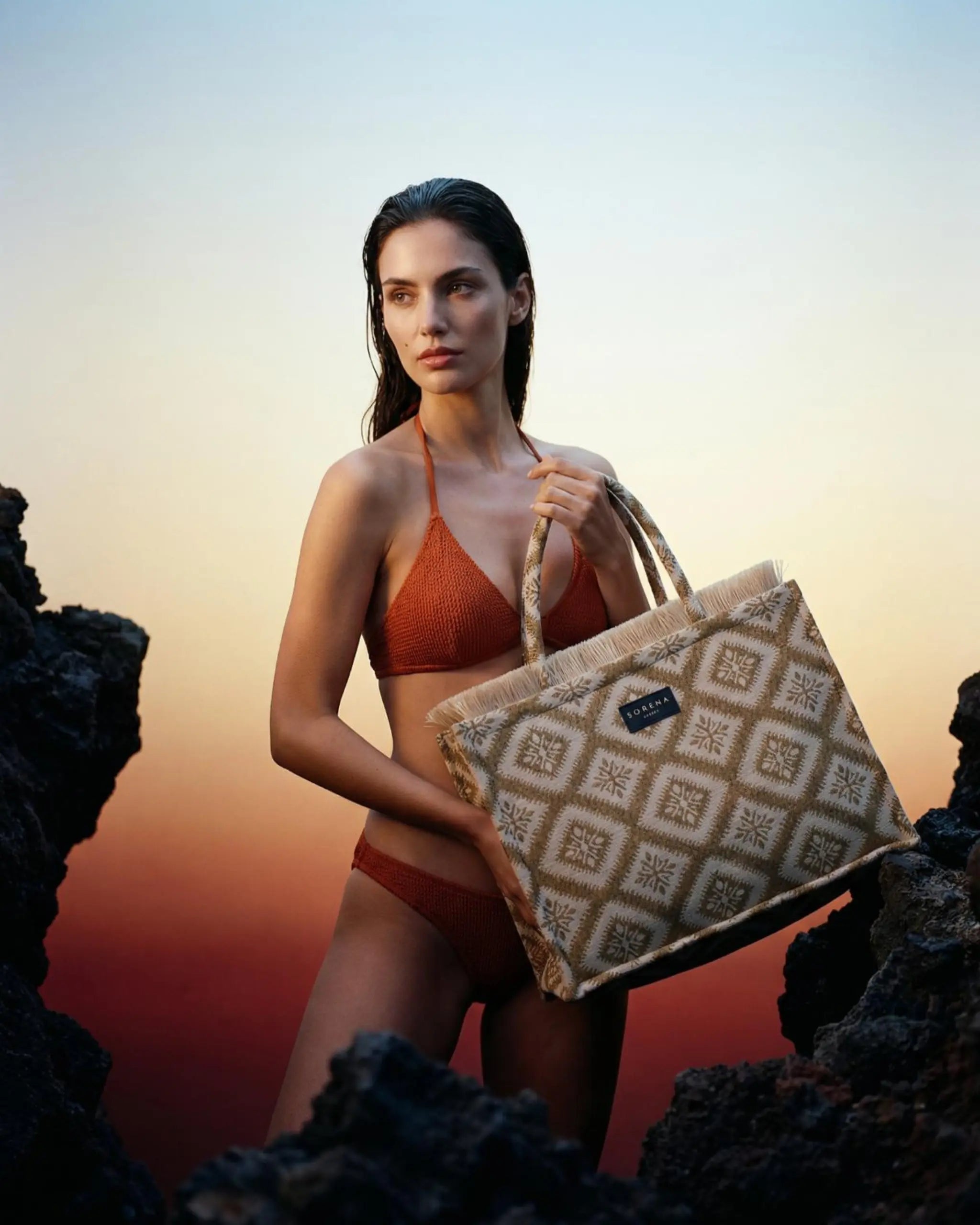 Modelbild mit Arhontissa Jacquard Sorena Greece, klassisches Diamanten Blumenmuster Sand Beige Ivory, gewebte Textur.