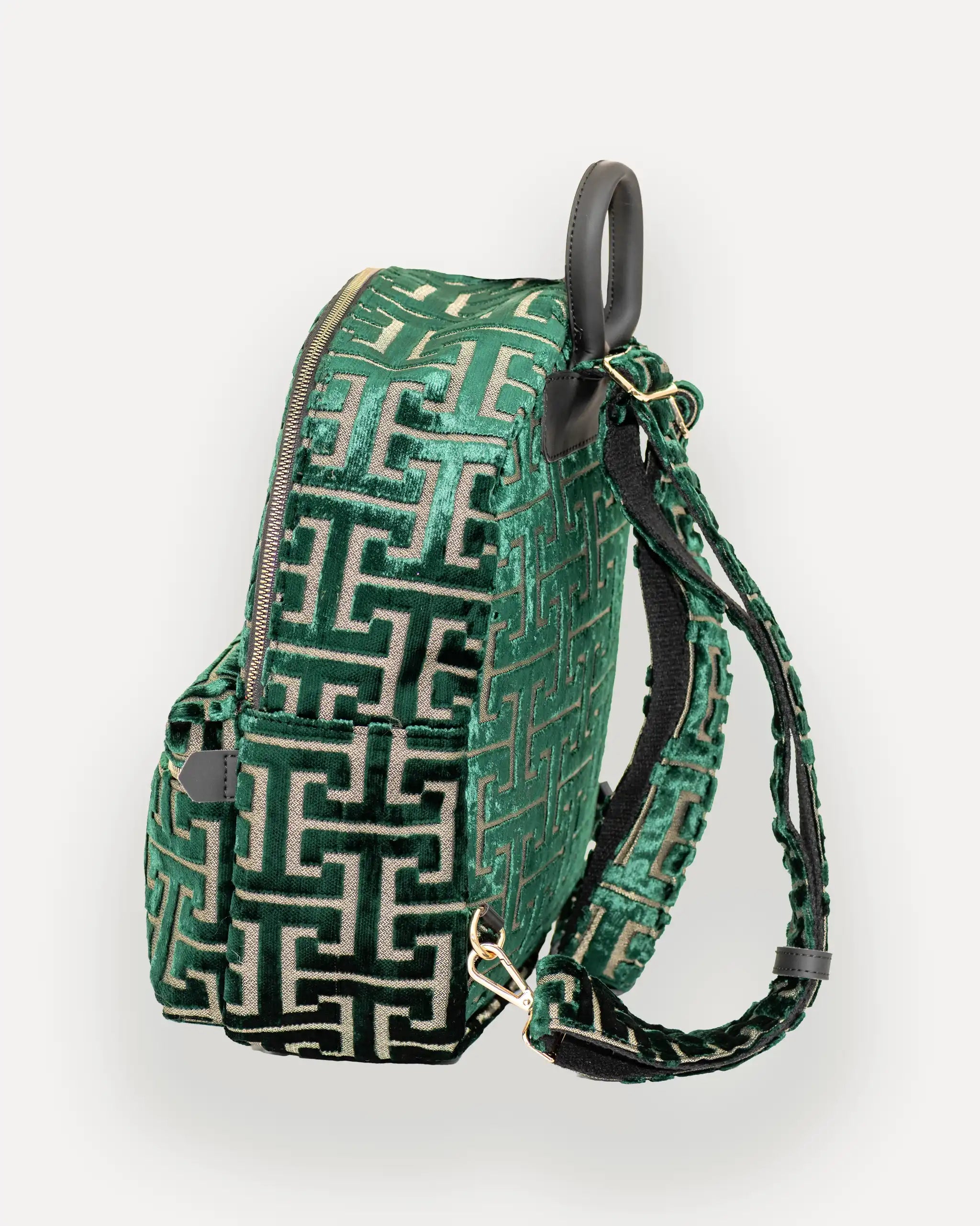 Linke Seitenansicht des SORENA Designer Rucksacks – geometrisches Muster, vegane Materialien, Swiss Trust. Tagesrucksack für Damen mit Charakter und Funktion.