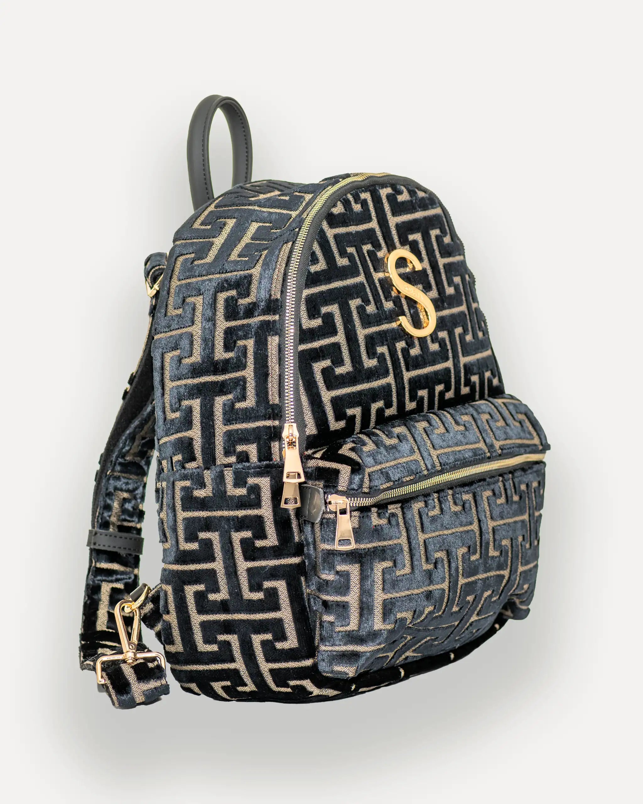 Seitenansicht rechts des SORENA Rucksacks mit goldenen Details – nachhaltiger rucksack mit Stil, perfekt für stilbewusste Frauen in der Schweiz. Jetzt online kaufen.