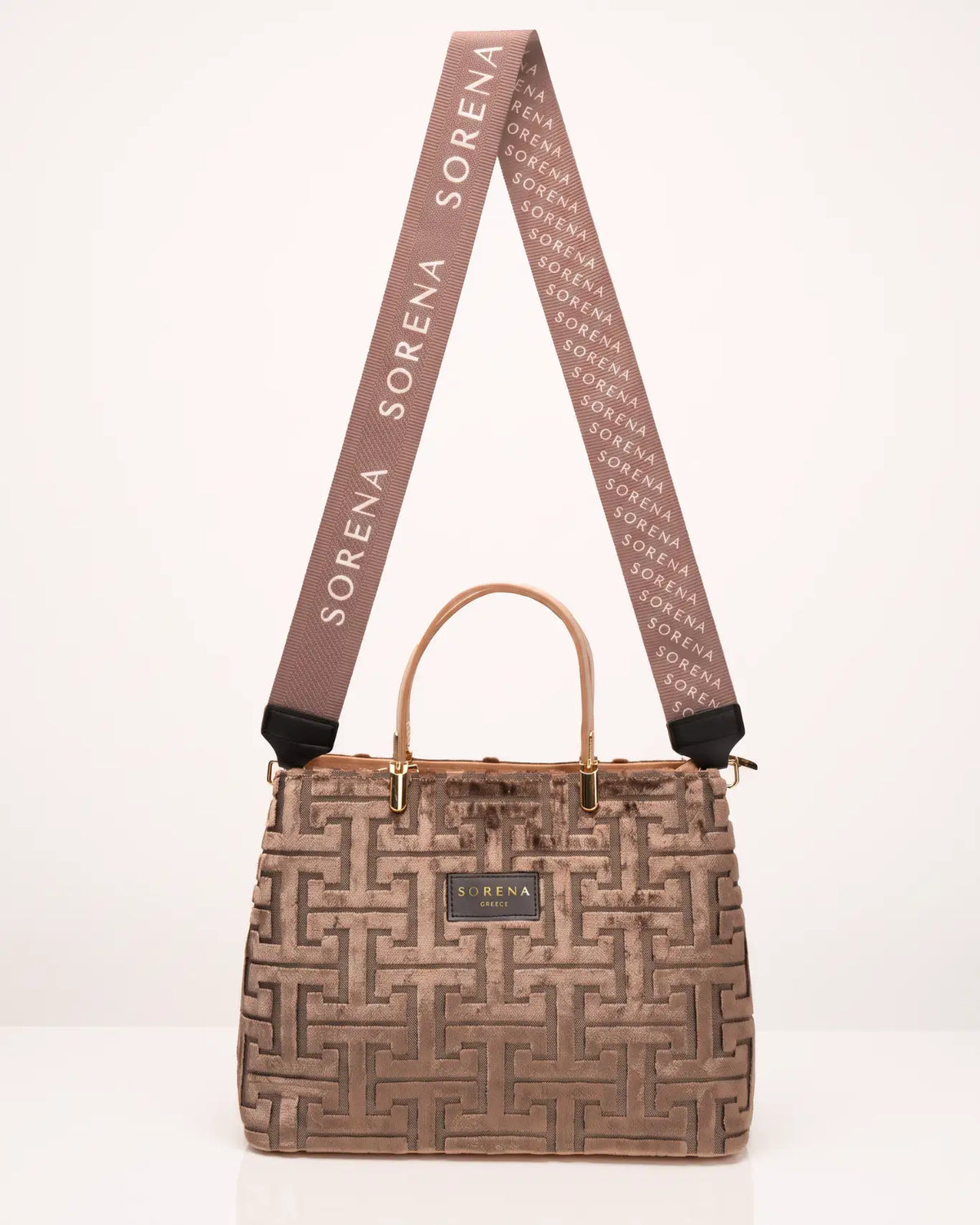 Galleria Calisti Large von Sorena Greece mit angelegtem, rosé/mauve Schulterriemen mit durchgehend wiederholtem weissem SORENA Schriftzug, Samt Mäandermuster in Karamell und Taupe, handgefertigt und vegan