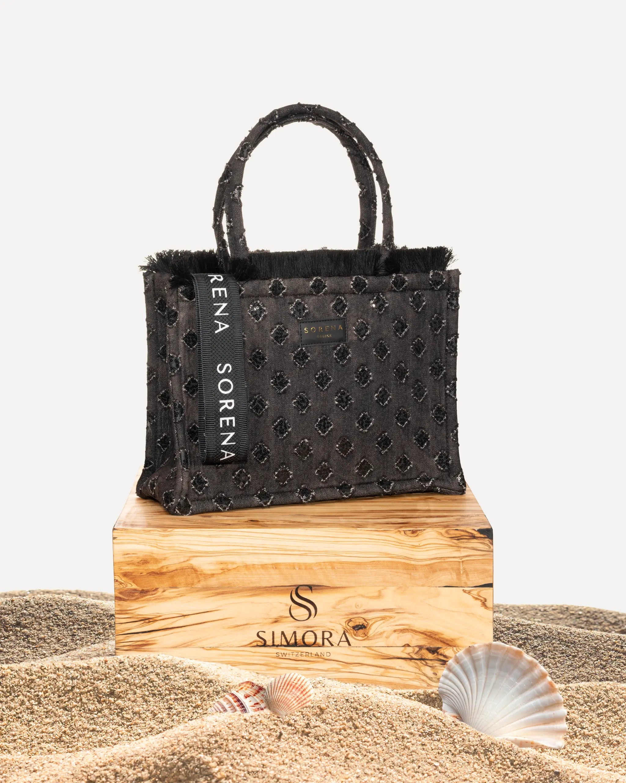 Sorena Greece Contessina Medium Tote Bag auf SIMORA Olivenholzsockel Frontansicht, schwarzer Canvas gesteppte Diamantmotive handgefertigter Shopper Griechenland.