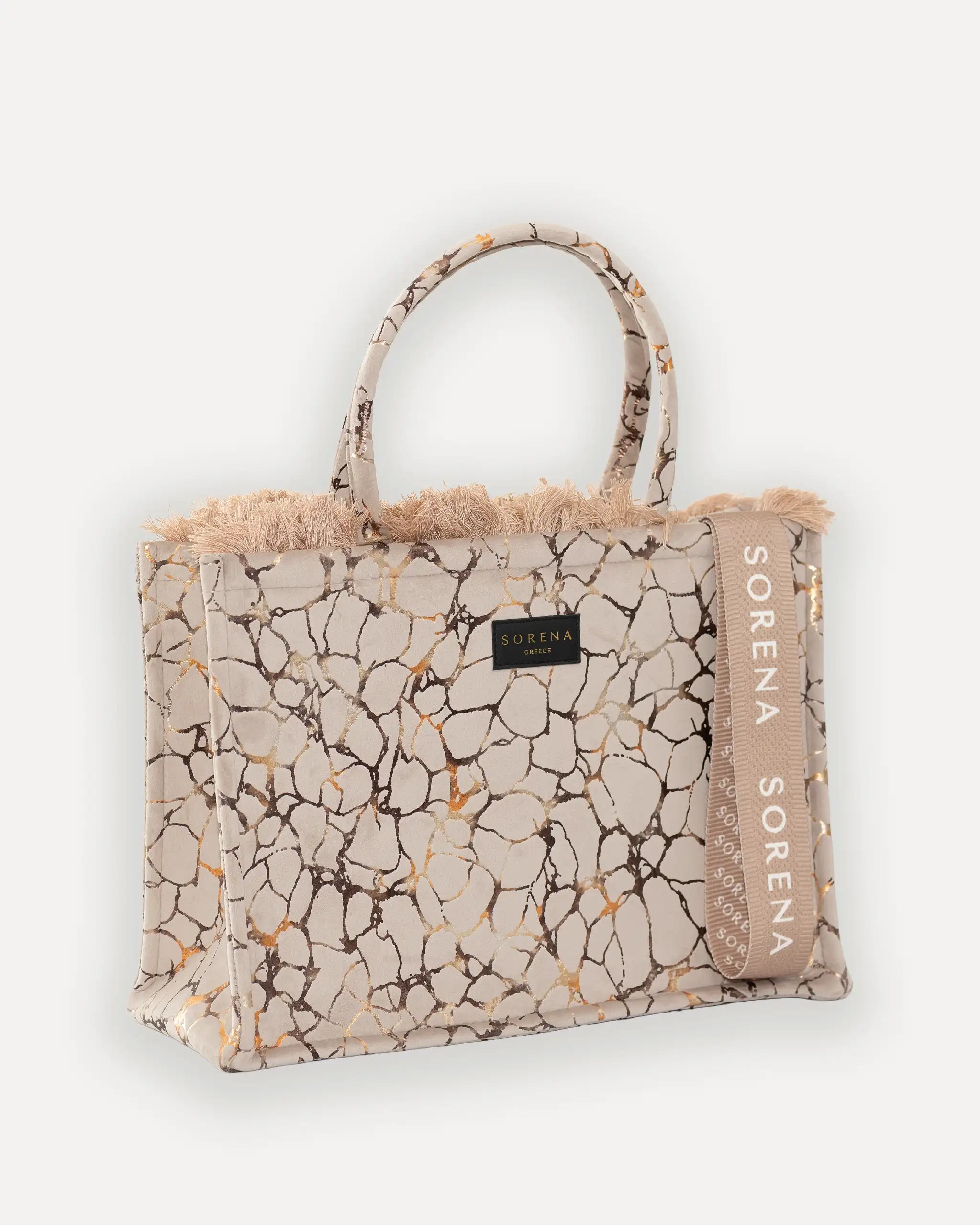 Female Model mit Sorena Greece Large Tote Bag rechtsseitig getragen – stylische shopper bag mit gold-beigem Print, perfekte tasche gross für City-Looks, limitierte designer bags schweiz.
