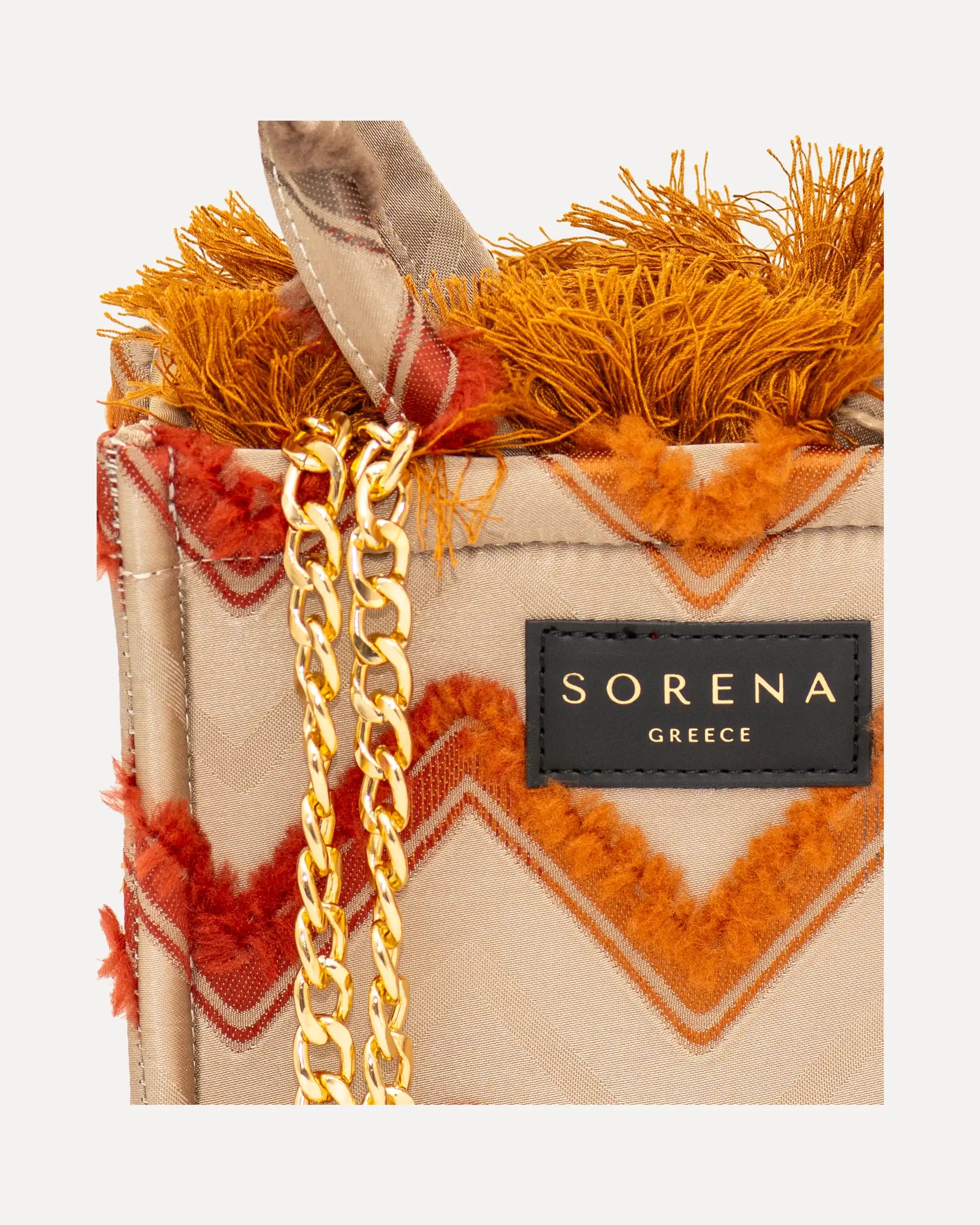 Detailansicht der Sorena Greece Mini Bag – hochwertige Verarbeitung, goldene Kette, Label „SORENA GREECE“, perfekte kleine handtasche für stilbewusste Frauen, mini tote bag handgemacht kaufen.