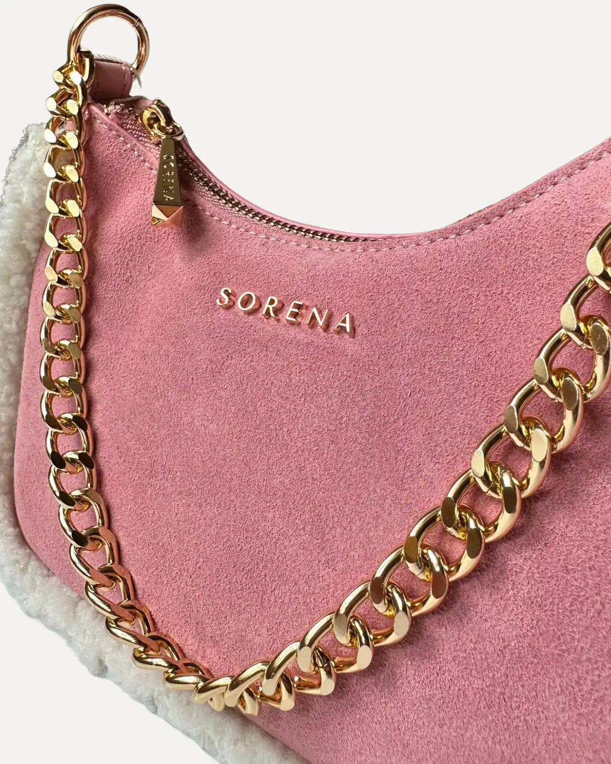 Nahaufnahme der Valentina Crossbody Rosé von Sorena Greece mit sichtbarer Struktur des weichen Bouclé Besatzes, der feinen Kunstwildleder Oberfläche und der goldenen Kettenglieder, handgefertigt aus veganen Materialien in Thessaloniki Griechenland, erhältlich bei SIMORA in der Schweiz.