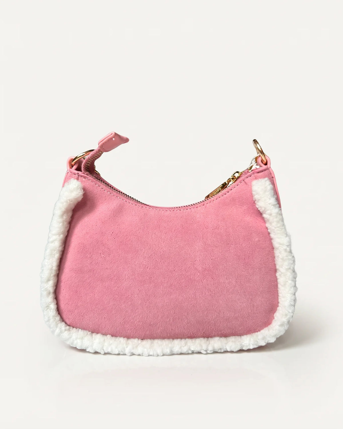 Rückansicht der Valentina Crossbody Rosé von Sorena Greece, einer veganen Umhängetasche aus rosa Kunstwildleder mit hellem Bouclé Besatz an Boden und Seiten, goldenem Reissverschluss und goldenen D Ring Ösen an beiden oberen Ecken für die abnehmbare Kette, handgefertigt in Thessaloniki Griechenland, bei SIMORA in der Schweiz erhältlich.