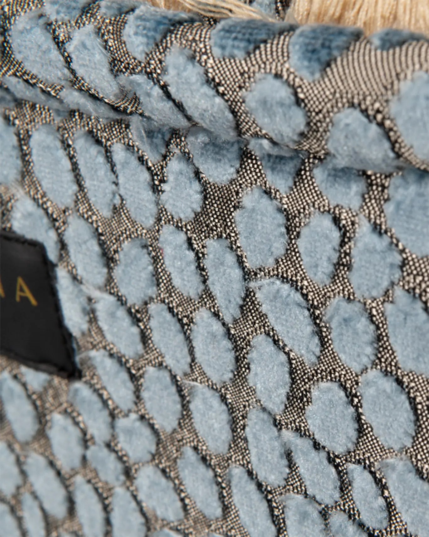 Nahaufnahme Cyclades Medium Tote Sorena Greece, samtartige Polka Dot Textur Blaugrau Tiefenwirkung Detailansicht handgewebtes Gewebe.