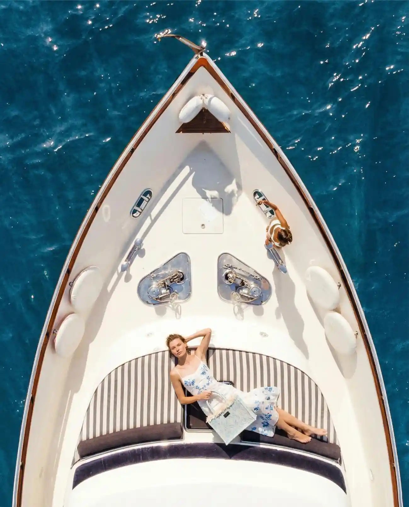 Aufnahme von oben auf Model mit Dionis Large Tote Sorena Greece, Jacquard Barockmuster Himmelblau Ivory gewebte Textur Scrollmotiv Detailansicht.