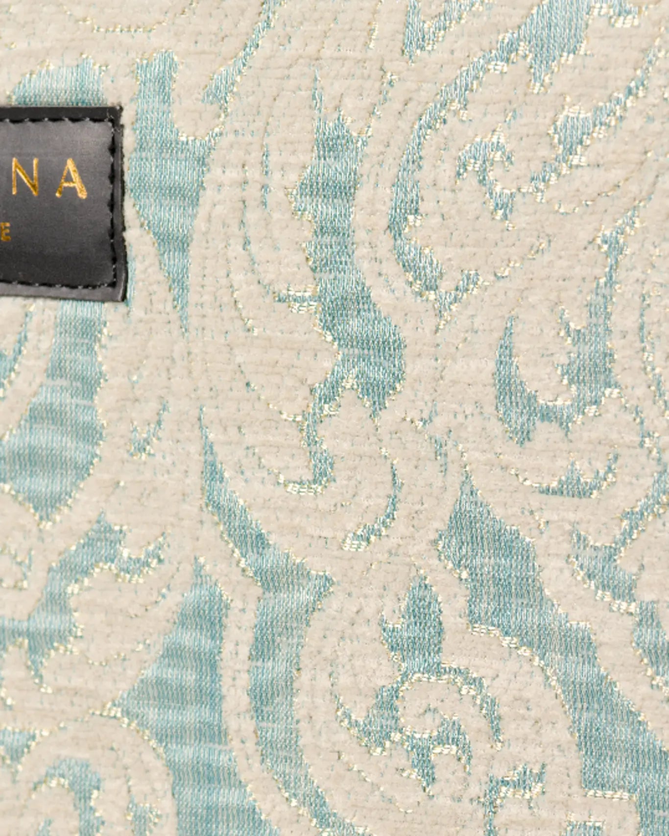 Nahaufnahme Dioni Large Tote Sorena Greece, Jacquard Barockmuster Himmelblau Ivory gewebte Textur Scrollmotiv Detailansicht.